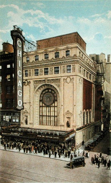Ansichtkaart met het Chicago Theatre, ca. 1930 door American School