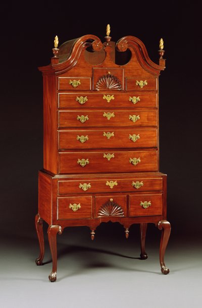 Hoog uitgesneden ladekast van koningin Anne, Connecticut of New York, 1760-80 door American School