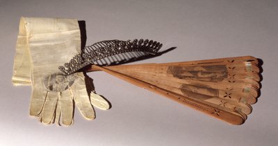 Tiara, handschoenen en waaier, allemaal gedragen op een bal ter ere van Lafayette op 14 september 1824 door American School