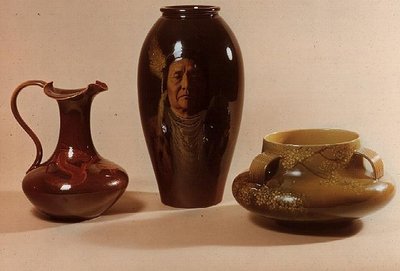 Vaas met portret van Chief Joseph van de Nez Perce-stam, gesigneerd door W.P. Macdonald; kan met drakenmotief gemarkeerd met initialen van Albert R. Valentien; kom met Japans bloemmotief door American School
