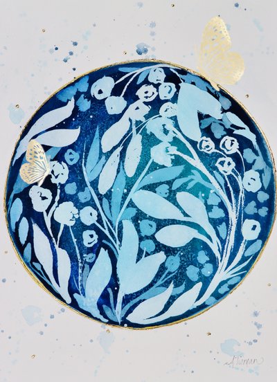 Gouden vlinder, blauwe tuin door Amy Tieman