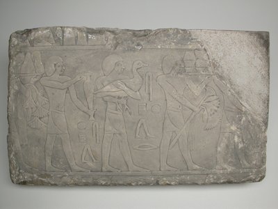 Wandfragment van een graf met offerdragers door Ancient Egyptian