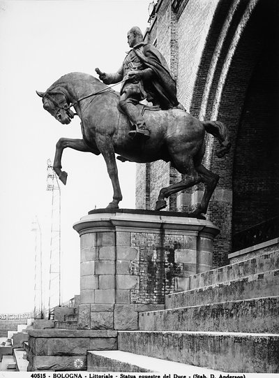 Ruiterstandbeeld van Benito Mussolini; tot de val van het fascisme stond dit standbeeld in het Littoriale (Stadio comunale) in Bologna (zw/w foto) door Anderson Anderson