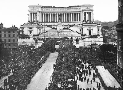 Fascistische viering ter herdenking van de Onbekende Soldaat bij het Altaar van het Vaderland in Rome, 04/11/1922 (zw/w foto) door Anderson Anderson