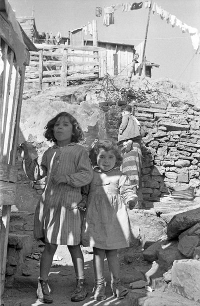 KINDEREN IN CROTONE door Ando Gilardi