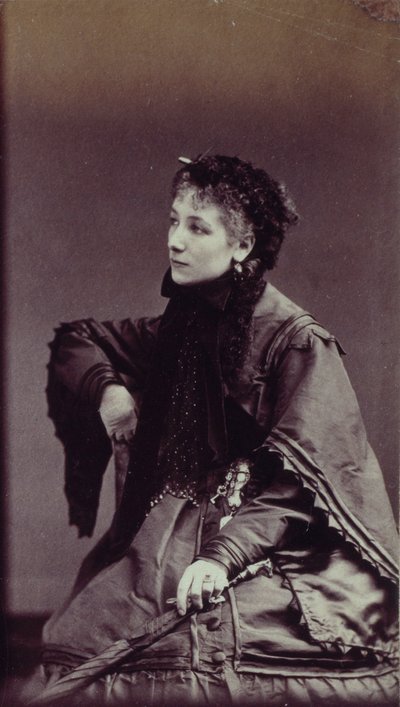 Portret van Sarah Bernhardt (1844-1923) in stadskostuum door Andre Adolphe Eugene Disderi
