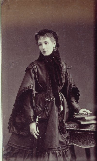 Portret van Sarah Bernhardt in stadskostuum door Andre Adolphe Eugene Disderi