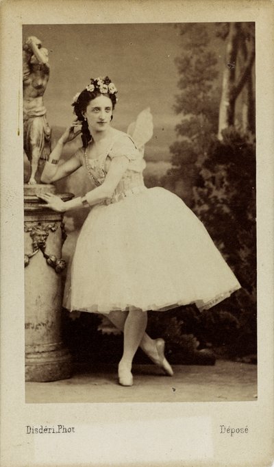 Portret van de balletdanseres Marfa Muravyeva in het ballet Diavolina door Andre Adolphe Eugene Disderi