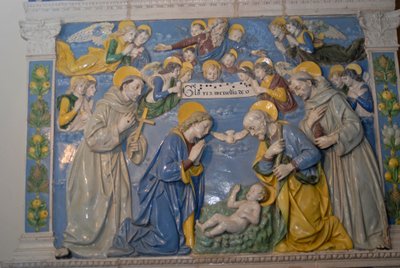 Geboorte met Sint Franciscus en Sint Antonius, geglazuurd terracotta door Andrea Della Robbia, La Verna heiligdom, Chiusi della Verna, Toscane, Italië door Andrea Della Robbia
