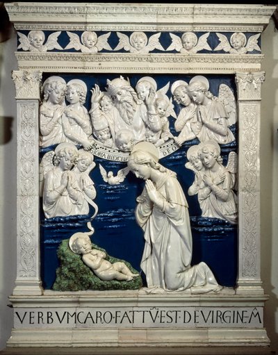 De geboorte. Voorstelling van de Heilige Drie-eenheid met God, Jezus Christus en de duif van de Heilige Geest. Hoog reliëf keramiek door Andrea della Robbia door Andrea Della Robbia