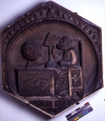 Astronomie, hexagonale decoratieve reliëftegel uit een serie die de vrije kunsten uitbeeldt, mogelijk gebaseerd op ontwerpen van Giotto (c.1266-1337) c.1334-48 door Andrea Pisano