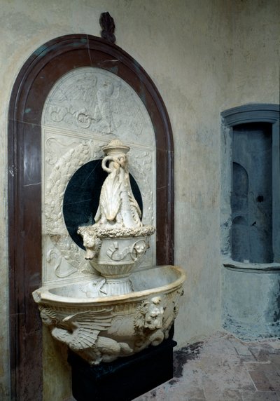 Wijwaterbak met Mediceïsche heraldische elementen door Andrea del (attr. to) Verrocchio