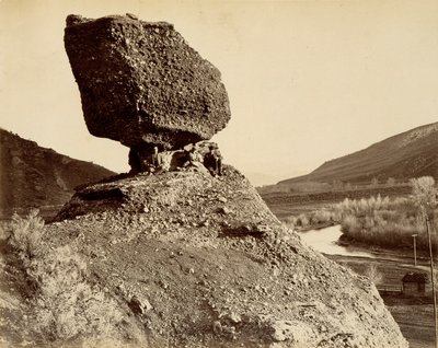 Sphinx of the Valley, uit The Great West Illustrated in a Series of Photographic Views across the Continent genomen langs de lijn van de Union Pacific Railroad West van Omaha, Nebraska door A.J. Russell, Volume I door Andrew Joseph Russell