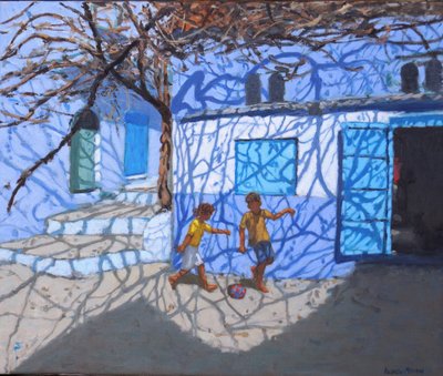 Balspelen in de straat, Chefchaouen, Marokko, 2018 door Andrew Macara