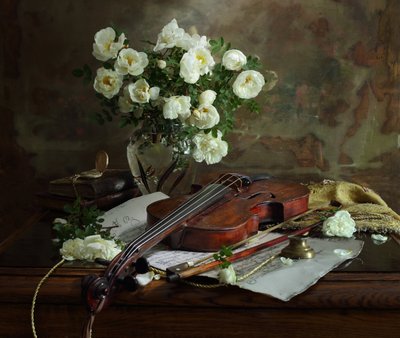 Witte rozen en viool door Andrey Morozov