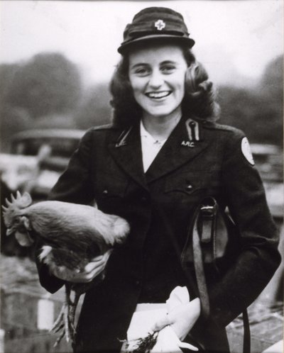 Kick Kennedy in een American Red Cross-uniform in Londen door Thomas Kelly