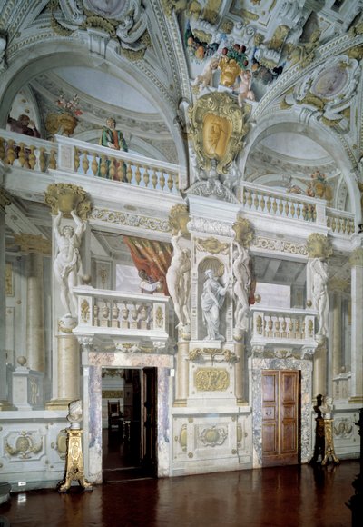 Interieur van een officiële vergaderzaal versierd met fresco