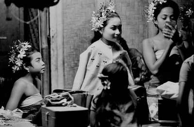 Balinese dansers, Tandjung Sari Hotel, Sanur door Angus Forbes