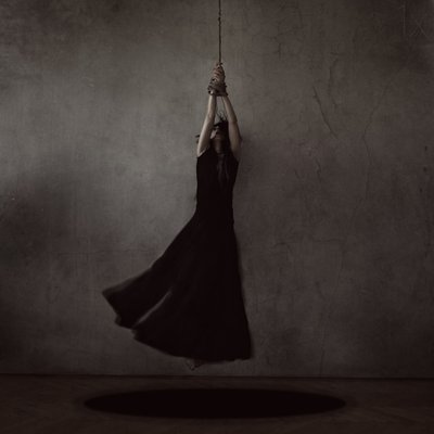Vrouw boven de leegte door Anja Matko