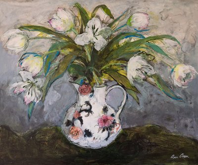 Witte tulpen in een ijzeren kan, 2019 door Ann Oram