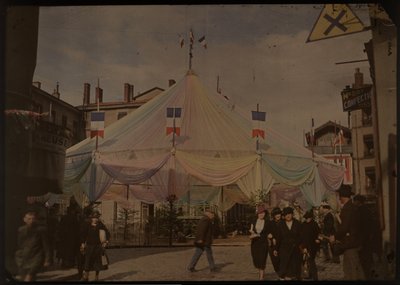 Feesttent op een plein in een onbekende Franse stad door Anonymous
