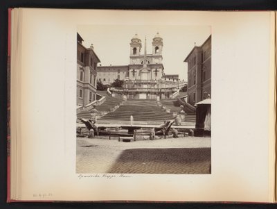 Gezicht op de Spaanse trappen, de Piazza di Spagna en de Trinità dei Monti te Rome, Italië door Anonymous