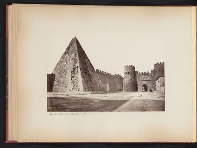 Gezicht op de pyramide van Caius Cestius en Porta Ostiense te Rome, Italië door Anonymous