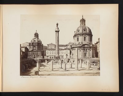 Gezicht op het Forum van Trajanus te Rome, met de zuil van Trajanus en de kerken Santissimo Nome di Maria en Santa Maria di Loreto, Italië door Anonymous