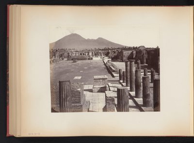 Gezicht op het Piazza del Foro te Pompeï, Italië door Anonymous