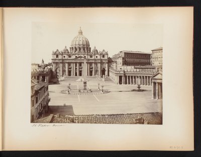 Gezicht op het Pietersplein en de Sint Pieter te Rome, Italië door Anonymous
