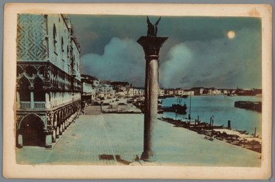 Gezicht op het San Marcoplein met de Colonne di San Marco en de hoek van het Dogepaleis in Venetië door Anonymous