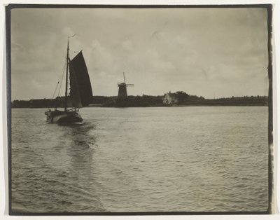 Gezicht over een rivier of de Zuiderzee, met een zeilschip en een molen, Nederland door Anonymous