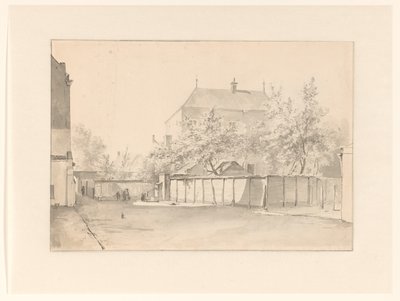 Stadsgezicht met een hoog, door een stenen muur omgeven huis door Anonymous