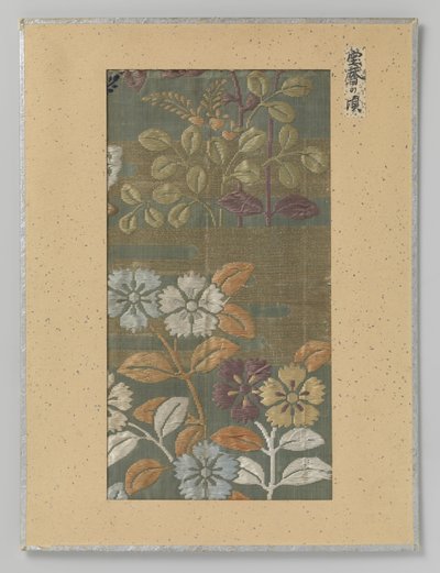 Textielfragment, borduursel van bloemen en wolken in kirikane gouddraad door Anonymous