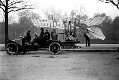 Vliegenier Alberto Santos Dumont (Santos-Dumont) (1873-1932) draagt zijn vliegtuig in zijn auto. Privécollectie door Anonymous Anonymous