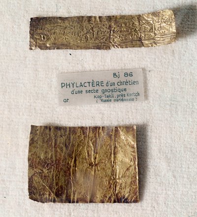 Christelijke oudheden: gouden phylactere (stuk perkament) van een christen uit een gnostische sekte. Uit Kerch, site van Kop-Takil (Oekraïne oude Griekenland). Louvre Museum, Parijs door Anonymous Anonymous