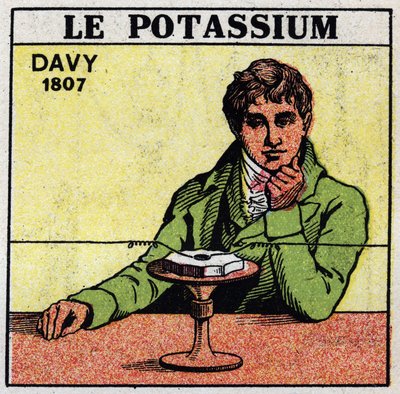 Elektrochemie: ontleding van potas (kalium) en soda door Sir Humphry Davy (1778-1829) in 1807. Anonieme illustratie uit 1925. Privécollectie. door Anonymous Anonymous