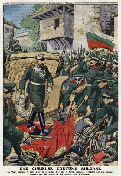 Eerste Balkanoorlog: Tsaar Ferdinand I van Bulgarije (1861-1948) marcheert op buitenlandse landen veroverd door zijn leger in Mustapha-Pasha, nu Ferdinandovo, vertrappend de wapens en vaandels van vijanden