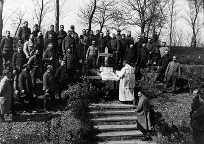 Eerste Wereldoorlog (1914-1918): Zondagmis op de Ferme de Canny (Canny-sur-Matz) (Departement 60: Oise) in mei 1915. Privécollectie. door Anonymous Anonymous