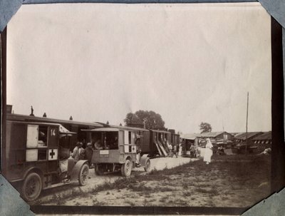 Eerste Wereldoorlog 1914-1918: vaccinatie van soldaten door verpleegsters van het Franse Rode Kruis op het station Saint Gilles in het Kanaal, Basse-Normandie, Frankrijk. Anonieme foto juni 1917. Privécollectie, Stella. door Anonymous Anonymous