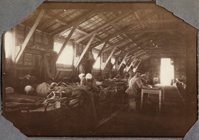 Eerste Wereldoorlog 1914-1918: barakken van gewonde Franse soldaten in Couville in het Kanaal, Laag-Normandië, Frankrijk. Anonieme foto mei 1917. door Anonymous Anonymous