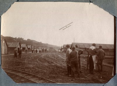 Eerste Wereldoorlog 1914-1918: militaire eskader van Mont Saint Martin vliegt over het kamp van Couville, Manche, Laag-Normandië, Frankrijk. Anonieme foto juni 1917. Privécollectie, Stella. door Anonymous Anonymous