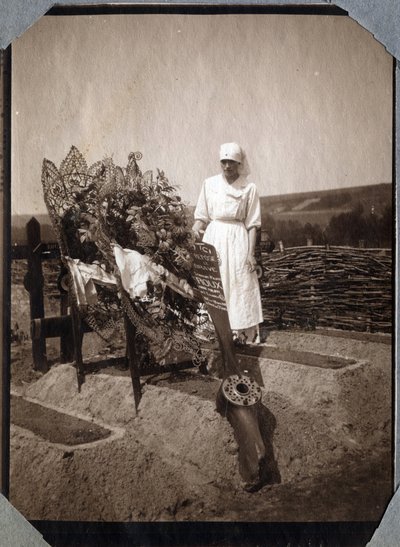 Eerste Wereldoorlog 1914-1918: verpleegster (Therese Pavillou?) in een blouse bij het graf van de Franse piloot sergeant Roux, die op 21-jarige leeftijd stierf, in Couville, Manche, Laag-Normandië, Frankrijk. Anonieme foto juli 1917. Privécollectie, Stella door Anonymous Anonymous