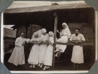 Eerste Wereldoorlog 1914-1918: verpleegsters en artsen in blouse in Couville, Manche, Laag-Normandië, Frankrijk. Anonieme foto juli 1917. Privécollectie, Stella. door Anonymous Anonymous