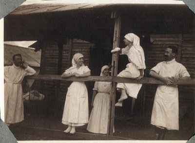 Eerste Wereldoorlog 1914-1918: verpleegsters en artsen in blouse praten in Couville, Manche, Laag-Normandië, Frankrijk. Anonieme foto juli 1917. Privécollectie, Stella. door Anonymous Anonymous