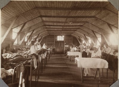 Eerste Wereldoorlog 1914-1918: gewonde soldaten en verpleegsters van het Franse Rode Kruis, kamp van Couville in het Kanaal, Laag-Normandië, Frankrijk. Anonieme foto juli 1917. Privécollectie, Stella. door Anonymous Anonymous