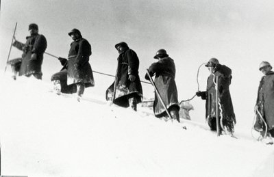 Eerste Wereldoorlog: Italiaanse Alpenjagers (alpino of alpini) tijdens een beklimming door Anonymous Anonymous
