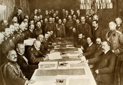 Eerste Wereldoorlog: ondertekening van het Vredesverdrag van Brest-Litovsk op 03/03/1917 tussen de Duitsers en Russen. Het Bolsjewistische Rijk heeft verschillende gebieden van Duitsland. Vertegenwoordigers van centrale rijken (of Triple Alliantie, Duitsla door Anonymous Anonymous