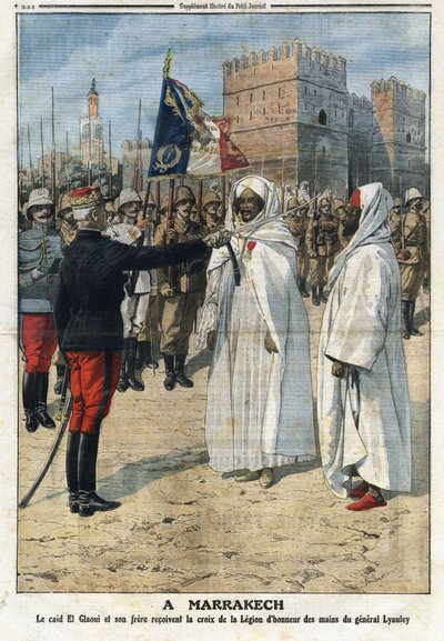 Generaal Hubert Lyautey (1854-1934) overhandigt het kruis van het Legioen van Eer aan de caid Thami El-Glaoui (1879-1956) en zijn broer in Marrakech, Marokko. Illustratie uit 