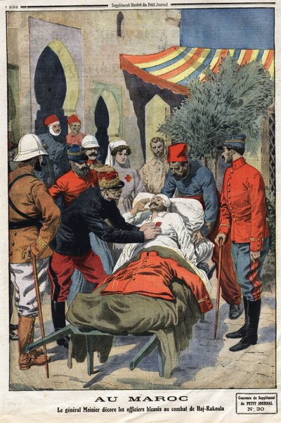In Marokko decoreert generaal Moinier de officieren die gewond zijn geraakt in de slag bij Haj Rakoula met het kruis van het Legioen van Eer. Gravure in Le Petite Journal op 21/07/1912. Privécollectie. door Anonymous Anonymous